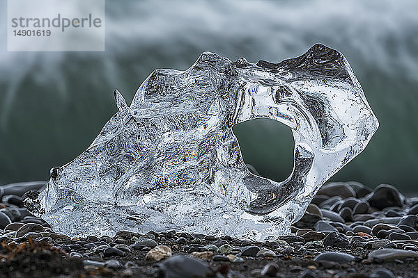 Eisbrocken am Diamantstrand in der Nähe von Jokusarlon  mit dem Meer dahinter an der Südküste Islands; Island