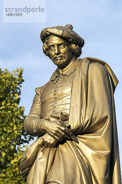 Bronzestatue von Rembrandt mit Bäumen und blauem Himmel im Hintergrund; Amsterdam  Niederlande