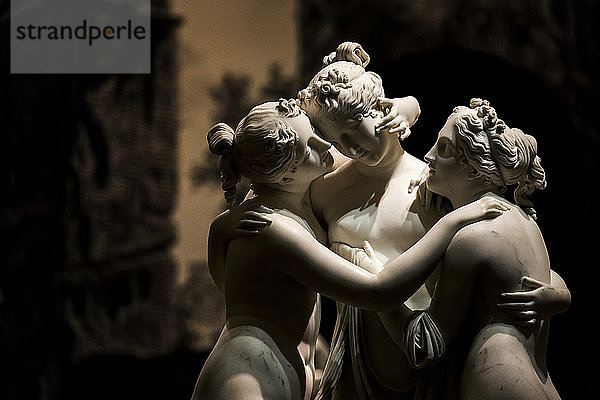Nahaufnahme der Drei Grazien  einer Statue der drei Töchter des Zeus  die sich gegenseitig umarmen  ausgestellt in einem Museum; Amsterdam  Niederlande