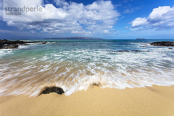 Eine sanfte Welle erreicht den Strand an einem sonnigen Tag; Makena  Maui  Hawaii  Vereinigte Staaten von Amerika