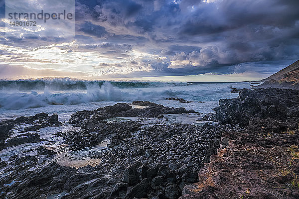Wellen schlagen gegen die Küste entlang der Westküste von Oahu; Oahu  Hawaii  Vereinigte Staaten von Amerika