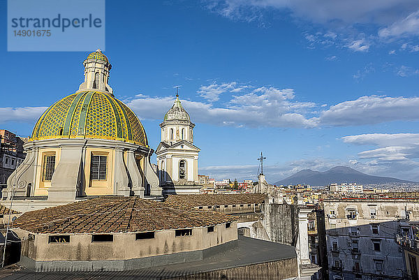 Blick auf den Vesuv und die Kirchenkuppel; Neapel  Italien