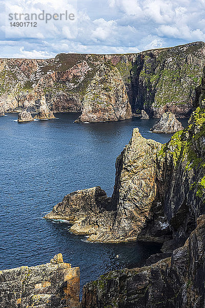 Steile Klippen entlang der Küstenlinie von Arranmore Island; Grafschaft Donegal  Irland