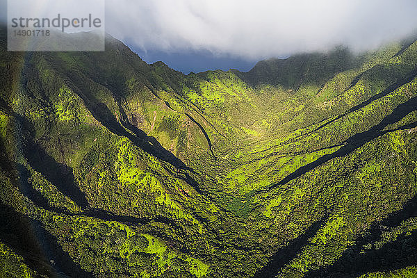 Luftaufnahme der üppigen Berge um Oahu mit einem Regenbogen im Vordergrund; Oahu  Hawaii  Vereinigte Staaten von Amerika
