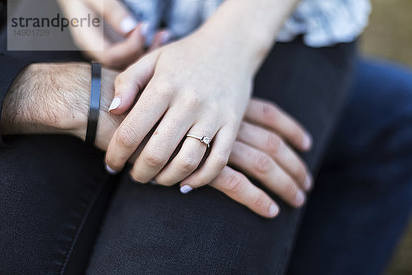 Verlobungsfoto  das den Verlobungsring an der Hand der Frau zeigt; Bothell  Washington  Vereinigte Staaten von Amerika