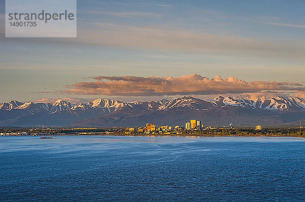 Skyline von Anchorage vom Earthquake Park aus gesehen bei Sonnenuntergang; Anchorage  Alaska  Vereinigte Staaten von Amerika