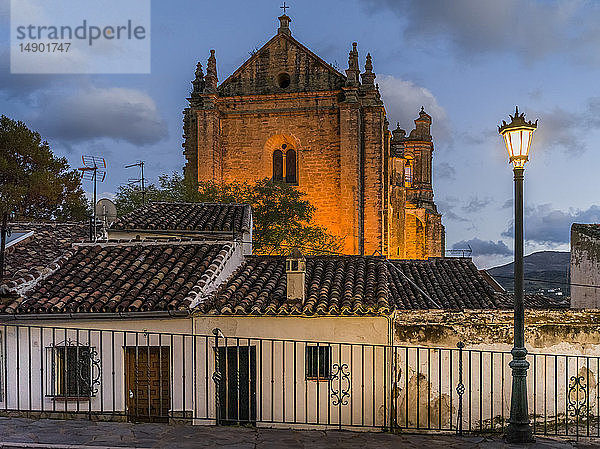 Kirche Santa Maria La Mayor in der Abenddämmerung; Ronda  Malaga  Spanien
