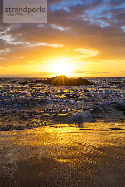Ein goldener Sonnenuntergang am Ulua Beach mit Welle; Wailea  Maui  Hawaii  Vereinigte Staaten von Amerika