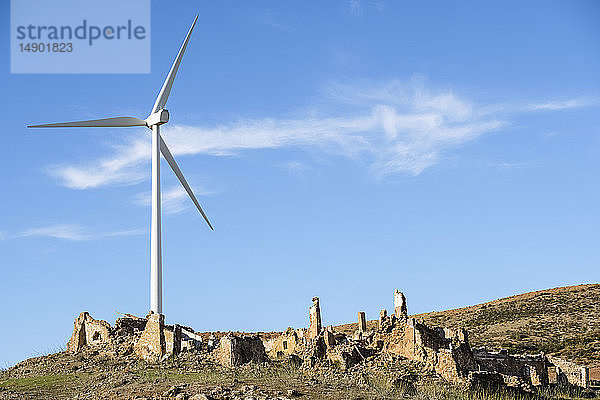 Windturbine auf der Ruine eines alten Bauernhauses; Almargen  Malaga  Andalusien  Spanien