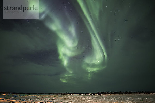 Aurora Borealis  oder Nordlicht  über Old Crow und dem Porcupine River; Old Crow  Yukon  Kanada