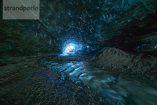 Blick auf den Eingang einer Eishöhle  während man sich 500 Meter unter einem Gletscher befindet; Island