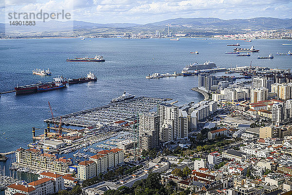 Schiffe im Hafen und ein Blick auf die Küste von Gibraltar; Gibraltar