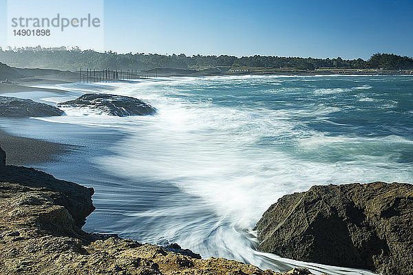 Wellen  die durch eine lange Belichtung aufgeweicht wurden  schwappen auf den Strand im MacKerricher State Park and Marine Conservation Area bei Cleone in Nordkalifornien; Cleone  Kalifornien  Vereinigte Staaten von Amerika