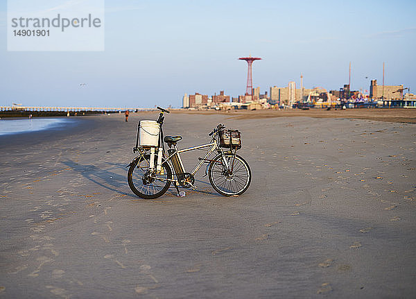 Fischerfahrrad am Coney Island Beach mit Luna Park im Hintergrund; New York City  New York  Vereinigte Staaten von Amerika