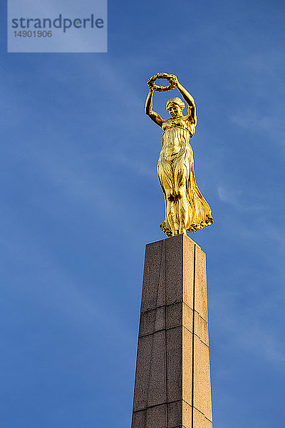 Nahaufnahme der goldenen Statue auf dem Denkmal der Erinnerung vor blauem Himmel; Luxemburg-Stadt  Luxemburg