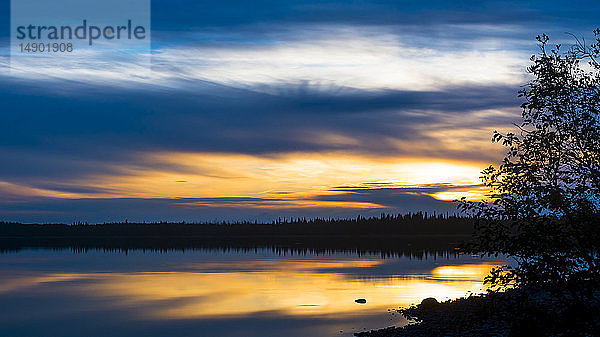 Ein sommerlicher Sonnenuntergang am Skilak Lake auf der Kenai-Halbinsel in Süd-Zentral-Alaska; Alaska  Vereinigte Staaten von Amerika