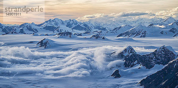 Luftaufnahme der Saint Elias Mountains im Kluane National Park and Reserve; Haines Junction  Yukon  Kanada