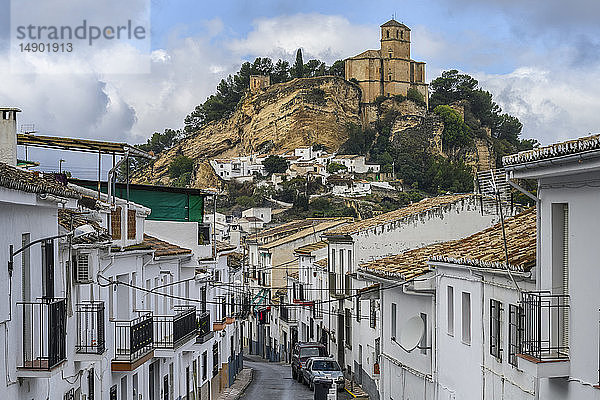 Ruinen einer maurischen Burg auf einer Hügelkuppe und weiße Häuser darunter; Montefrio  Provinz Granada  Spanien