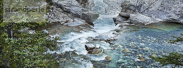 Elbow River und Wasserfälle; Kananaskis  Alberta  Kanada