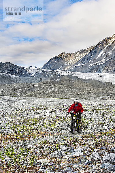 Ein Mann fährt mit seinem Fatbike im Gulkana Glacier Valley; Alaska  Vereinigte Staaten von Amerika