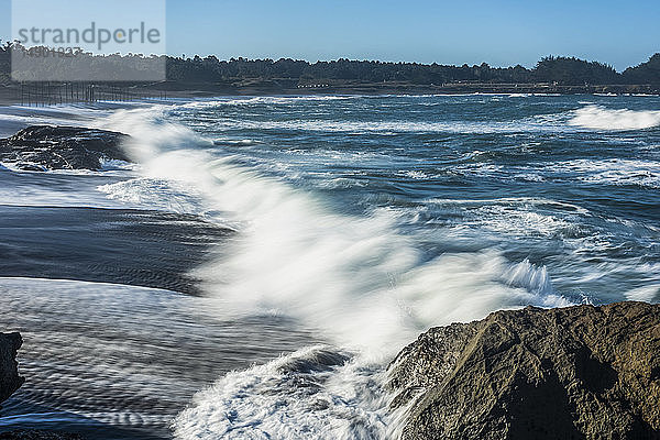 Wellen  die durch eine lange Belichtung aufgeweicht wurden  schwappen auf den Strand im MacKerricher State Park and Marine Conservation Area bei Cleone in Nordkalifornien; Cleone  Kalifornien  Vereinigte Staaten von Amerika