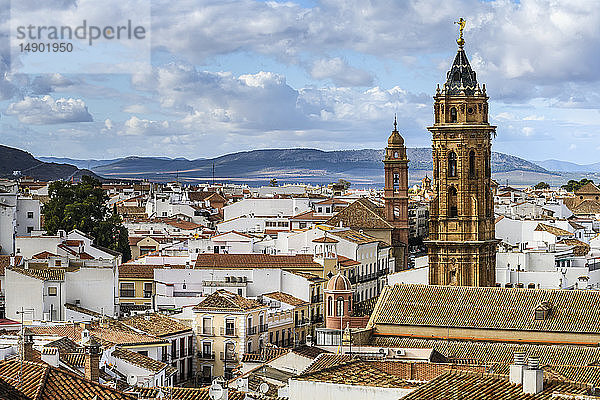 Die Stadt Antequera mit Kirchtürmen in der Silhouette; Antequera  Malaga  Spanien