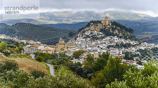 Ruinen einer maurischen Burg auf einer Hügelkuppe mit Häusern am Hang und Olivenhainen in der Hügellandschaft; Montefrio  Provinz Granada  Spanien