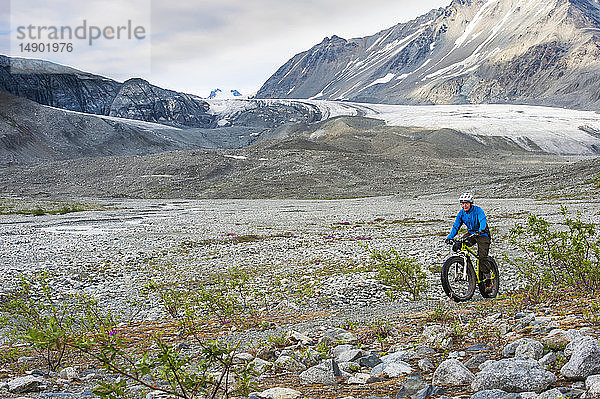 Ein Mann fährt mit seinem Fatbike im Gulkana Glacier Valley; Alaska  Vereinigte Staaten von Amerika