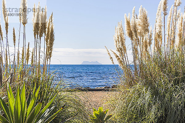 Blick auf Gibraltar in der Ferne von den Stränden der Costa de Sol; Estepona  Malaga  Spanien