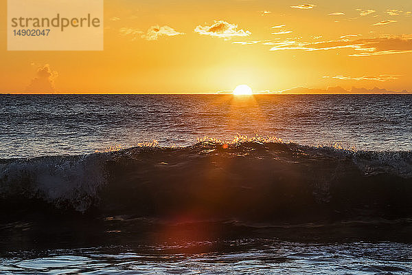 Ein goldener Sonnenuntergang am Ulua Beach mit Welle; Wailea  Maui  Hawaii  Vereinigte Staaten von Amerika