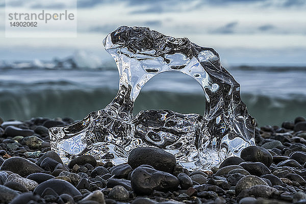 Kleines Stück geschmolzenes Gletschereis am Ufer des Ozeans in der Nähe von Jokulsarlon  Südküste von Island; Island