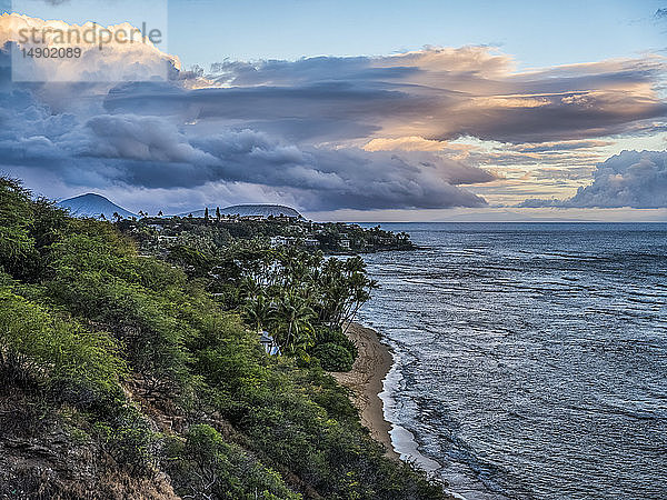 Südliche Küstenlinie von Oahu in der Nähe von Waikiki; Oahu  Hawaii  Vereinigte Staaten von Amerika