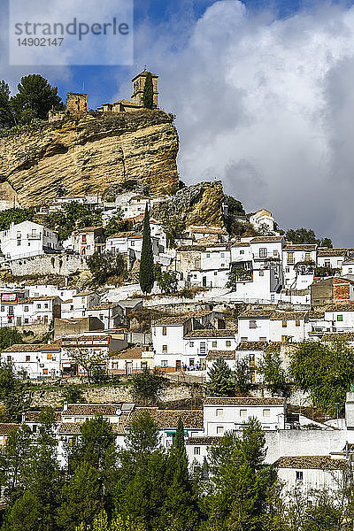 Ruinen einer maurischen Burg auf einer Bergkuppe mit weißen Häusern am Hang; Montefrio  Provinz Granada  Spanien