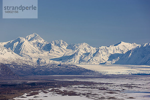 Teleaufnahme der schneebedeckten Chugach-Berge  die den Knik-Gletscher umgeben  Süd-Zentral-Alaska; Palmer  Alaska  Vereinigte Staaten von Amerika