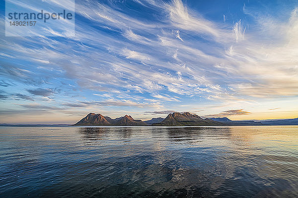Die Berge der Strandir-Küste bei Sonnenuntergang; Westfjorde  Island