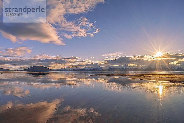 Auslaufende Flut bei Sonnenuntergang mit den Chilkat Mountains in der Ferne  Eagle Beach State Recreation Area  nahe Juneau; Alaska  Vereinigte Staaten von Amerika