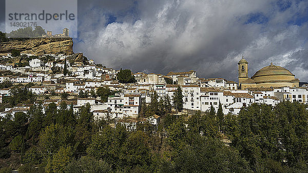 Weiß getünchte Häuser an einem Berghang in der Stadt Montefrio; Montefrio  Provinz Granada  Spanien