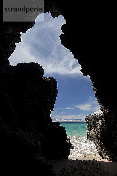 Im Inneren einer Lavaröhre/Höhle  Hapuna Beach State Park  South Kohala Coast  mit Haleakala  Maui in der Ferne; Insel Hawaii  Hawaii  Vereinigte Staaten von Amerika