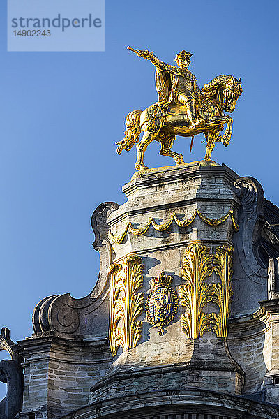 Goldenes Reiterstandbild auf dem Dach eines Gebäudes mit goldener Zierleiste und blauem Himmel; Brüssel  Belgien