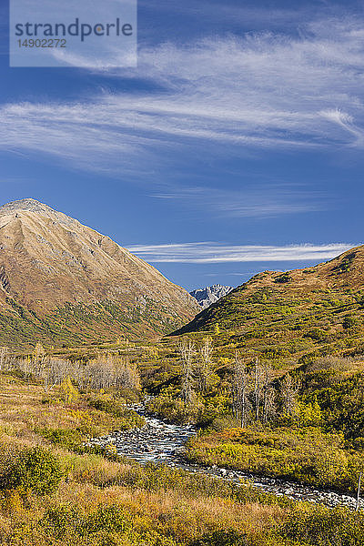 Der Little Susitna River fließt durch die Berge am Hatcher Pass  blauer Himmel im Hintergrund  Süd-Zentral-Alaska; Palmer  Alaska  Vereinigte Staaten von Amerika