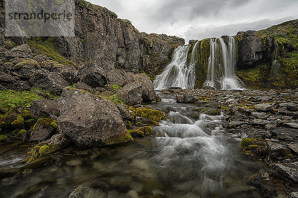 Wasserfall entlang der Straße in den Westfjorden; Westfjorde  Island