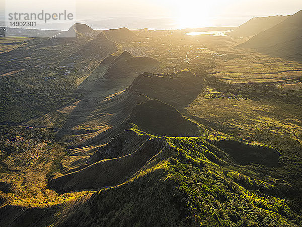 Luftaufnahme der üppigen Berge  die Oahu umgeben; Oahu  Hawaii  Vereinigte Staaten von Amerika