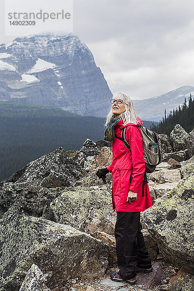 Wanderin mit Blick auf die Rocky Mountains  Yoho National Park; British Columbia  Kanada