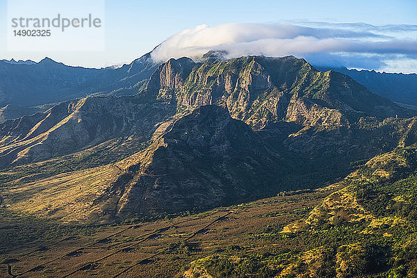 Luftaufnahme der üppigen Berge  die Oahu umgeben  beleuchtet vom Sonnenlicht des späten Nachmittags; Oahu  Hawaii  Vereinigte Staaten von Amerika