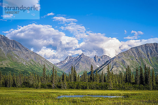 Wolken  die an einem sonnigen Sommertag über die Berggipfel in der Talkeetna Range in Süd-Zentral-Alaska ziehen; Alaska  Vereinigte Staaten von Amerika