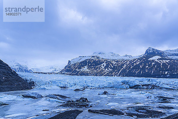 Gletscher in der Abenddämmerung an der Südküste von Island; Island