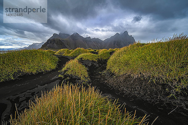 Beeindruckende Landschaft  bekannt als Stokknes oder Vestrahorn  entlang der Südostküste Islands; Island