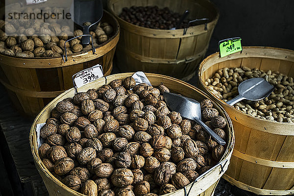 Walnüsse auf einem Markt in Körben; Toronto  Ontario  Kanada