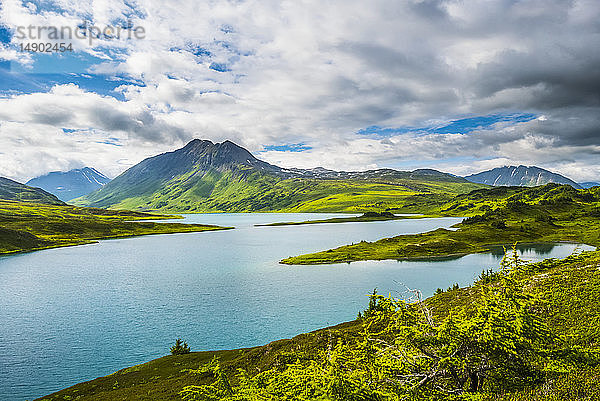 Das türkisfarbene Wasser des Lost Lake  ein beliebtes Wander- und Radfahrziel hoch in den Bergen der Kenai-Halbinsel  in der Nähe von Seward; Alaska  Vereinigte Staaten von Amerika