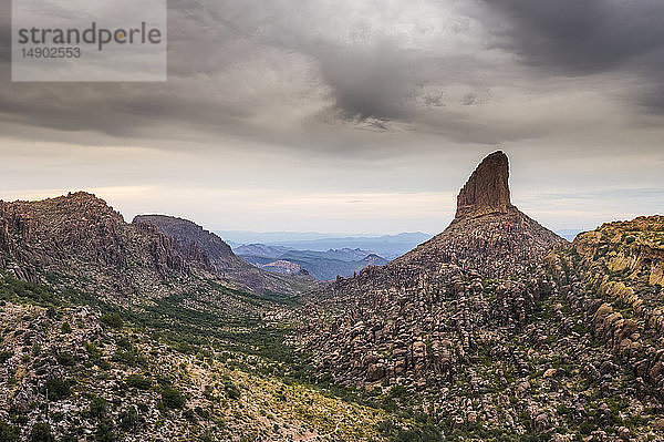 Weavers Needle im Superstition Mountains National Monument in Zentral-Arizona an einem bewölkten Herbsttag; Arizona  Vereinigte Staaten von Amerika